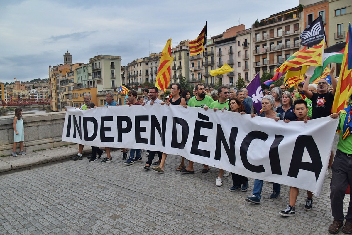 CUPNordOriental's tweet photo. Algunes imatges d'ahir a #Girona. Hi som i hi serem, per #FerHoPossible. Visca la terra lliure! ✊
#Independència https://t.co/tveK4NOc57