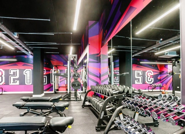 AllegroLivingUK's tweet photo. We understand the importance of wellbeing, so we’ve created a free, high spec wellness centre for all residents 💪 With an array of top of the range Technogym equipment over a huge area it will offer you a chance to work out or wind down. 🏋️‍♀️ https://t.co/qVItR2sBEu https://t.co/ey3BczIVYA