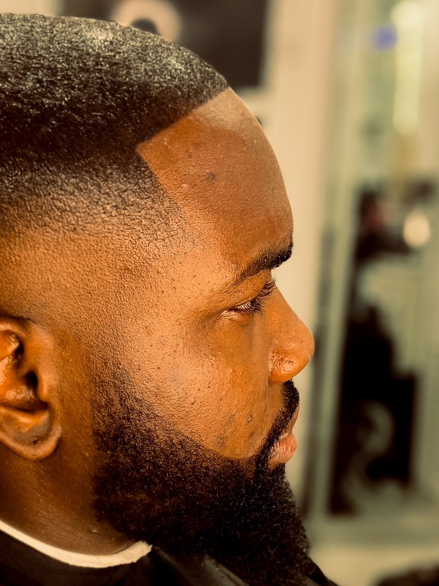TheEliteTrimmer's tweet photo. The desire to keep giving the best, everyday 🙏🏾

#elitetrimmer #barber #barbergang #barberconnect #masterbarber #haircut #highfade #viral #explore #urbanbarber #mensfashion #BBNaijaS9 https://t.co/6PHDjWkjvc