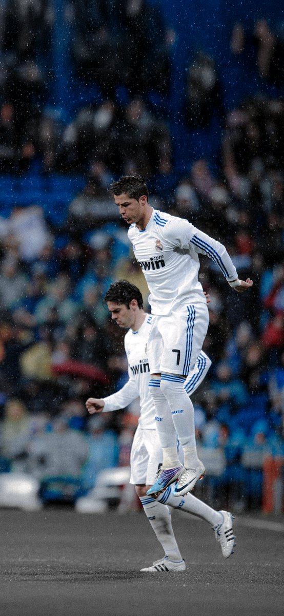 IBZBLUE's tweet photo. ⁴ᵏ Cristiano Ronaldo &amp; Kaka ᴬᵁᴿᴬ 🥶🌧️✨ https://t.co/LtFpRy0QUa