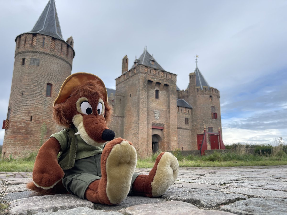 Sammyland6's tweet image. #brerfox at Muiderslot Castle in the Netherlands!