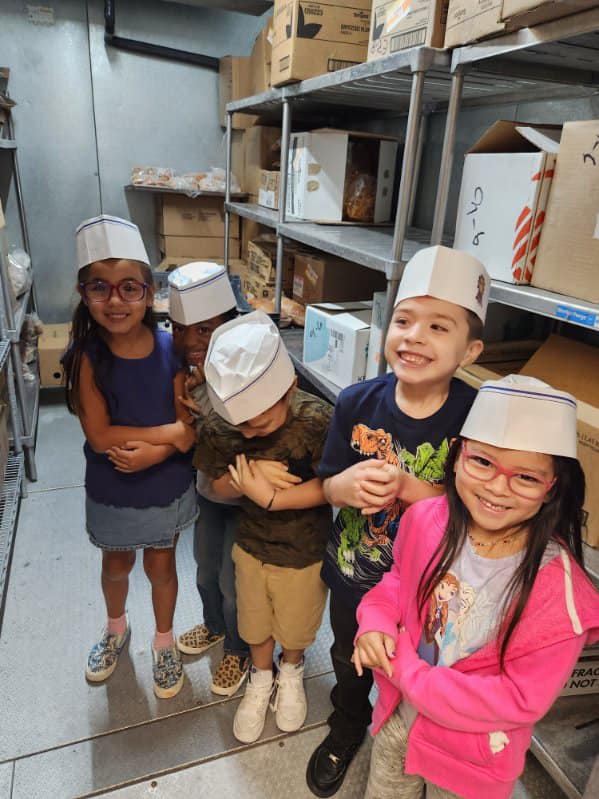 WhitakerEleme's tweet photo. Kinder rainbows learned the importance of eating a healthy lunch by touring our Eat Smart Cafe! 🌈🍎🍊🥬@ELPASO_ISD @EpisdEat #ItStartsWithUs https://t.co/H19V9VbquA