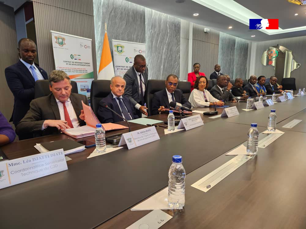 ✍️ Signature de soutien aux #ICC 

🇫🇷🤝🇨🇮 La France appuie le développement des Industries Culturelles et Créatives (ICC) en 🇨🇮 avec un financement de 11,3 Mds FCFA.
➡️Objectifs : accès à la culture, emploi, inclusion, égalité. 
 
#Coopération #Culture #AmbitionAfrica2024