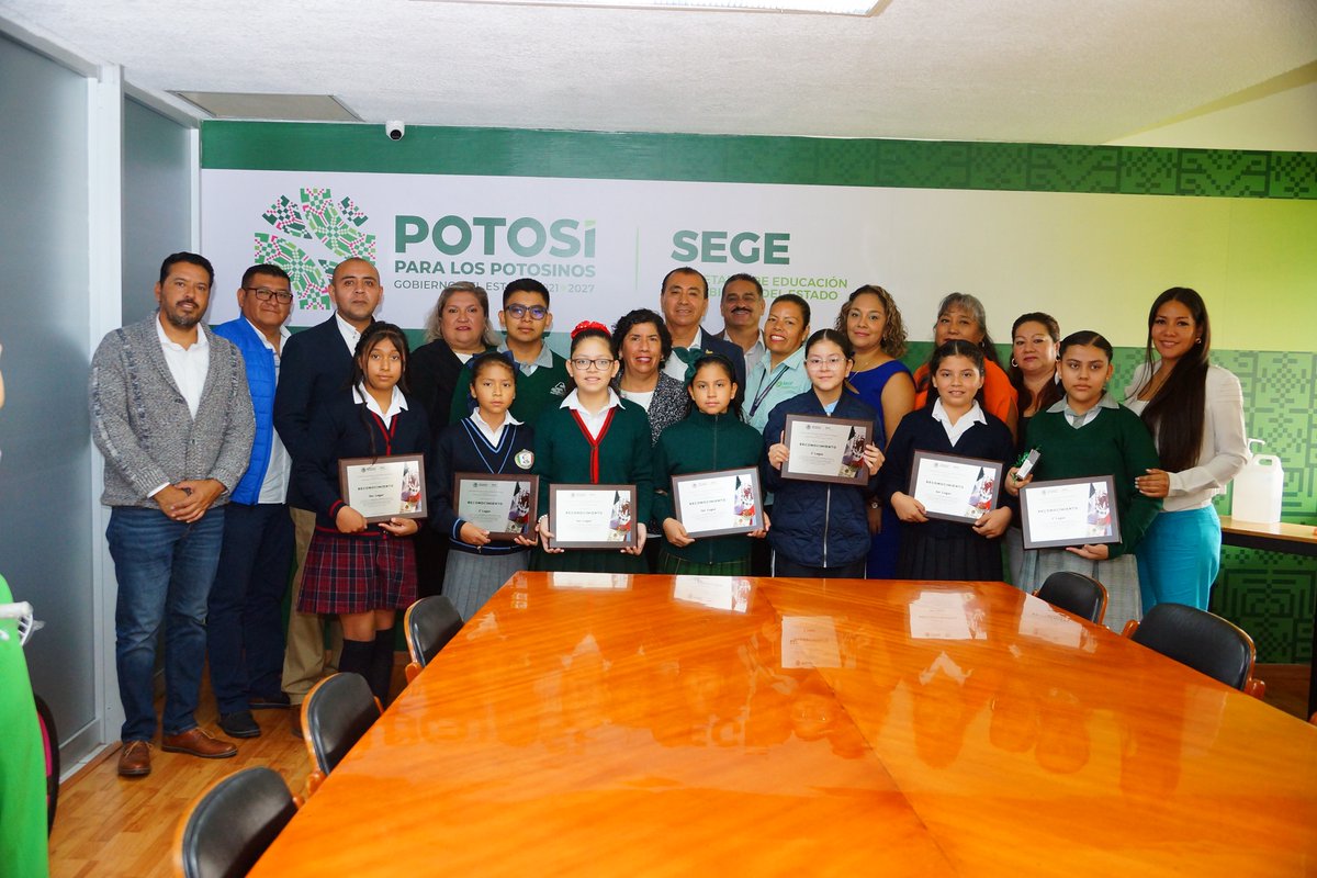 SEGESLP's tweet photo. El Secretario de Educación, Juan Carlos Torres Cedillo, entregó premios y placas a los ganadores del Concurso Estatal de Símbolos Patrios, pertenecientes a Primaria y Secundaria General, en el marco del Festival de Valores Culturales y Artísticos SEGE 2023-2024. https://t.co/p0IfPbgsI3