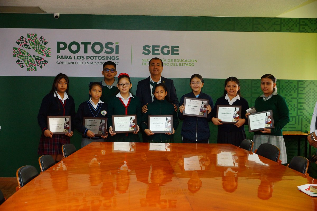 SEGESLP's tweet photo. El Secretario de Educación, Juan Carlos Torres Cedillo, entregó premios y placas a los ganadores del Concurso Estatal de Símbolos Patrios, pertenecientes a Primaria y Secundaria General, en el marco del Festival de Valores Culturales y Artísticos SEGE 2023-2024. https://t.co/p0IfPbgsI3
