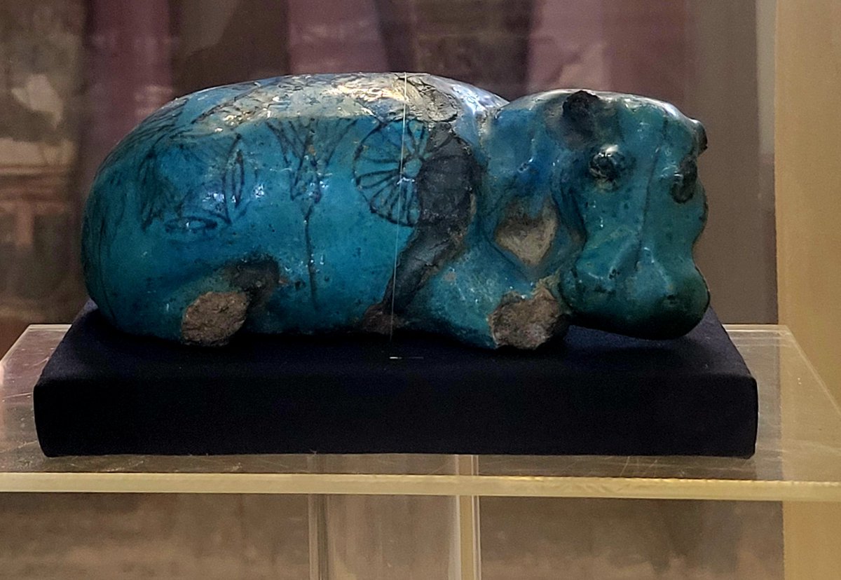 フランスで手に入る可愛い青カバのぬいぐるみ😊本物はエジプトの考古学