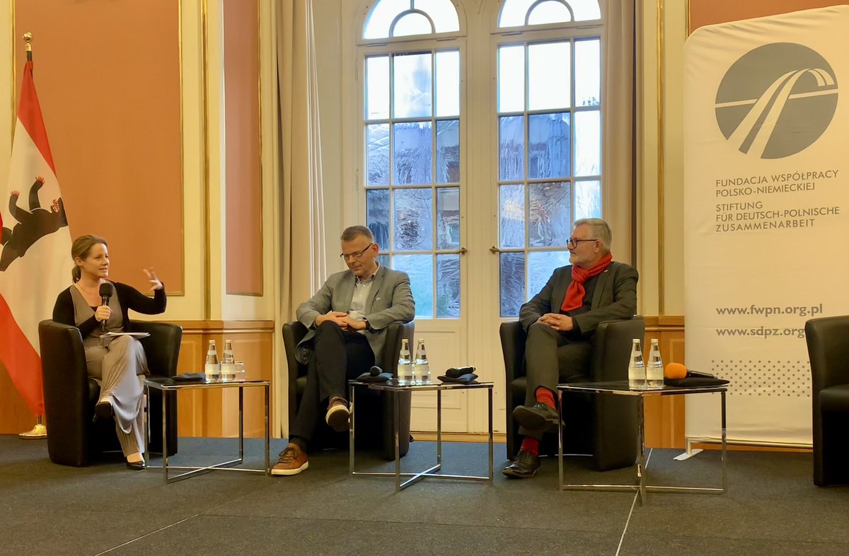 Wie können wir die neue Dynamik in den 🇩🇪-🇵🇱 Beziehungen nutzen, um diese zu vertiefen und die Zivilgesellschaft zu stärken? Die beiden Koordinatoren @KrzyRuch und Dietmar Nietan stehen <a href="/IreneHahnFuhr/">Irene Hahn-Fuhr</a> Rede und Antwort. Dank an <a href="/RegBerlin/">Senatskanzlei Berlin</a> für die Kooperation!
