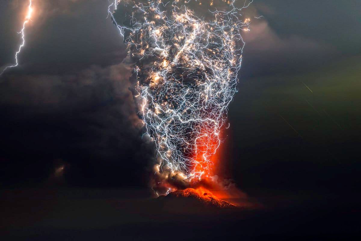 SETIInstitute's tweet photo. #PPOD: Volcanic Lightning

This stunning photograph captures the most violent moment during an eruption of the Calbuco volcano in Chile. Volcanic lightning occurs in the plumes of eruptions when volcanic ash particles collide, generating static electricity. Additionally, water vapor in the plume condenses and freezes as it rises, adding ice to the mix. And voila! The eventual electrical discharge causes lightning.

Credit: Francisco Negroni, @negroniphoto