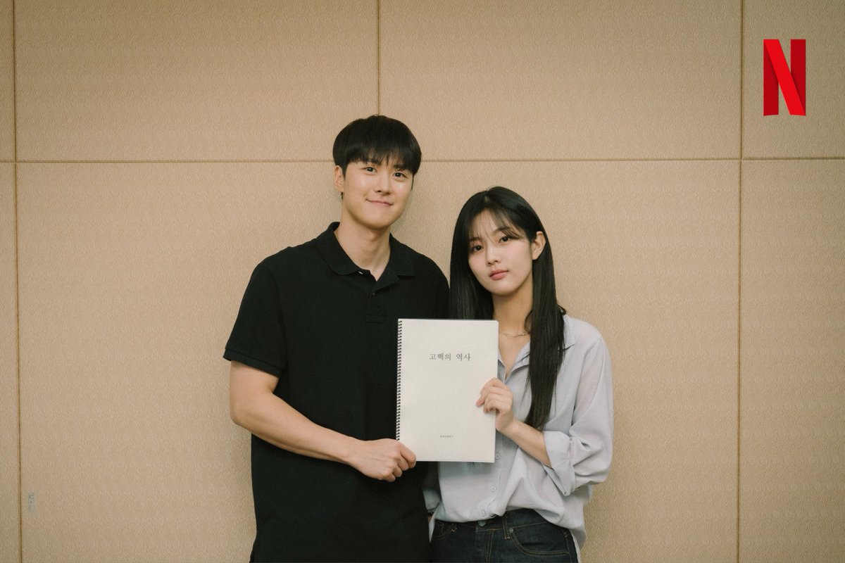 NetflixKR's tweet photo. 성공적인 고백을 위해 악성곱슬을 펴야 해💇🏻‍♀️ 

1998년, 곱슬머리 고3 박세리의 좌충우돌 짝사랑 고백기. 넷플릭스 영화 <고백의 역사> 공명, 신은수, 차우민, 윤상현, 강미나 캐스팅 확정. https://t.co/snXt99lE9T