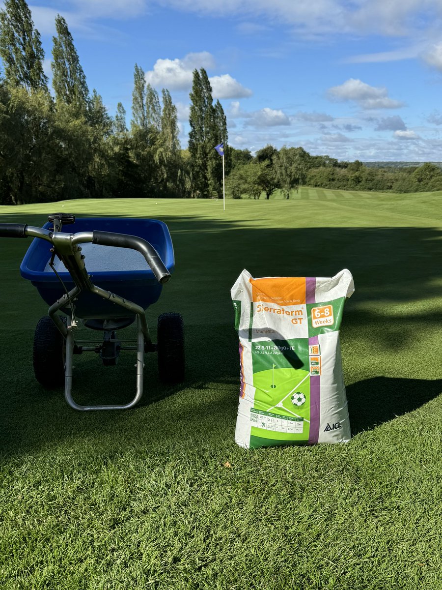 Greens getting a little feed today with <a href="/ICL_Turf/">ICL Growing Solutions - Turf & Landscape 🇬🇧🇮🇪</a> sierraform GT momentum 
<a href="/Abridgegolfclub/">Abridge Golf Club</a> <a href="/abridgegreens/">abridge greenstaff</a>
