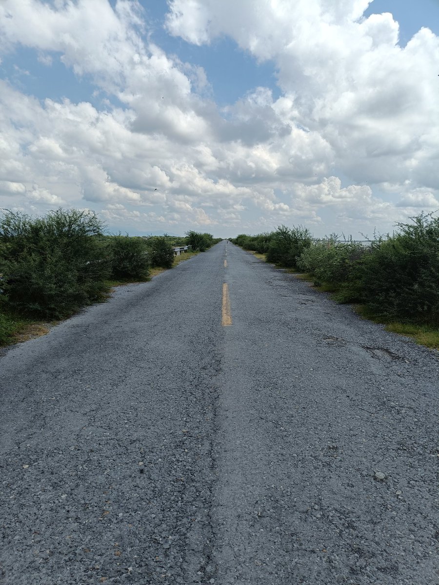 Evado la realidad,
Quiero tener aquel sueño
Que juraba de niño 
Pero simplemente 
Es un sueño
Que aún de adulto
Sigue siendo un sueño
Y de vejez será
Un simple sueño
Y ya en la muerte
Habrá sido un sueño