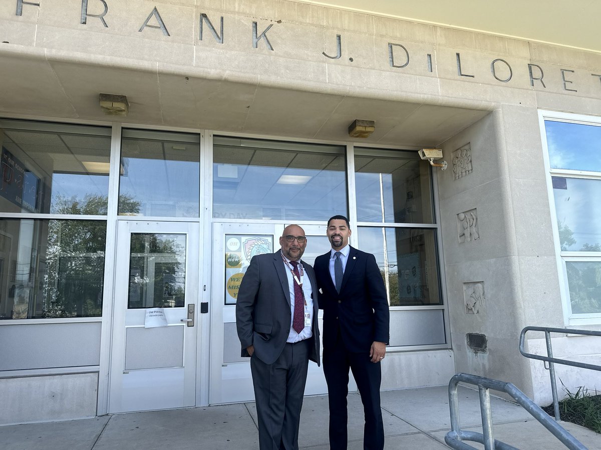 TreasRussell's tweet image. Visited DiLoreto Elementary &amp;amp; Middle School and Academy of Science &amp;amp; Innovation in New Britain to drop off @CHET529 Dream Big! Competition packets. 

All K-12 students can participate, with the chance to win up to $20k towards their future education! 

chetdreambig.com 💭