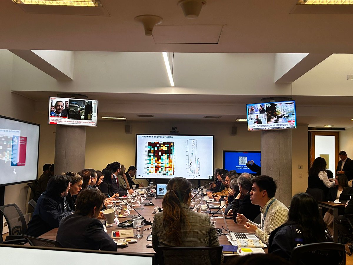 meteochile_dmc's tweet photo. Esta mañana #Meteochile presentó la proyección estacional para el trimestre sep-oct-nov en el #COGRiD que encabezó la Ministra @min_interior y la Directora @Senapred. En la ocasión tmb se revisó el balance de #invierno y el impacto de #ElNiño y #LaNiña.

#IncendiosForestales https://t.co/HQE2s90OSG