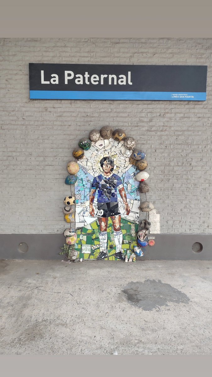 MaryKohan's tweet photo. Estación La Paternal ❤️El detalle de la aureola que envuelve a Diego compuesta por pelotas de fútbol. https://t.co/GUFnBbP8pJ
