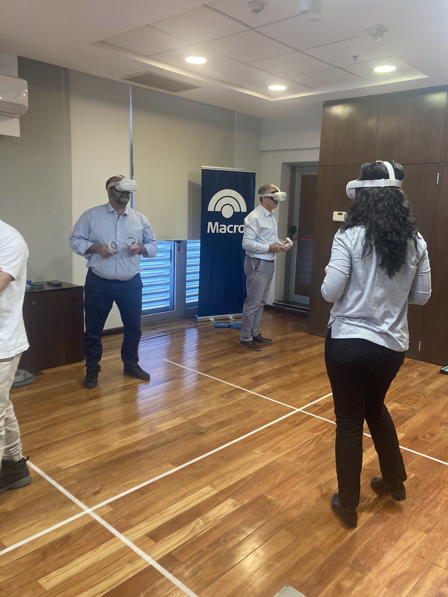Hoy, junto a Banco Macro, vivimos una experiencia increíble. Un colaborador nos dijo algo que nos hizo reflexionar: "El juego nos iguala, sin importar jerarquías."

Nos emociona ver cómo nuestras experiencias de VR conectan a las personas desde lo humano. 💡❤️

#LiderazgoHumano