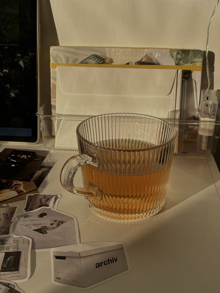 я таке слабке коли виходить сонечко ввечері 🍂