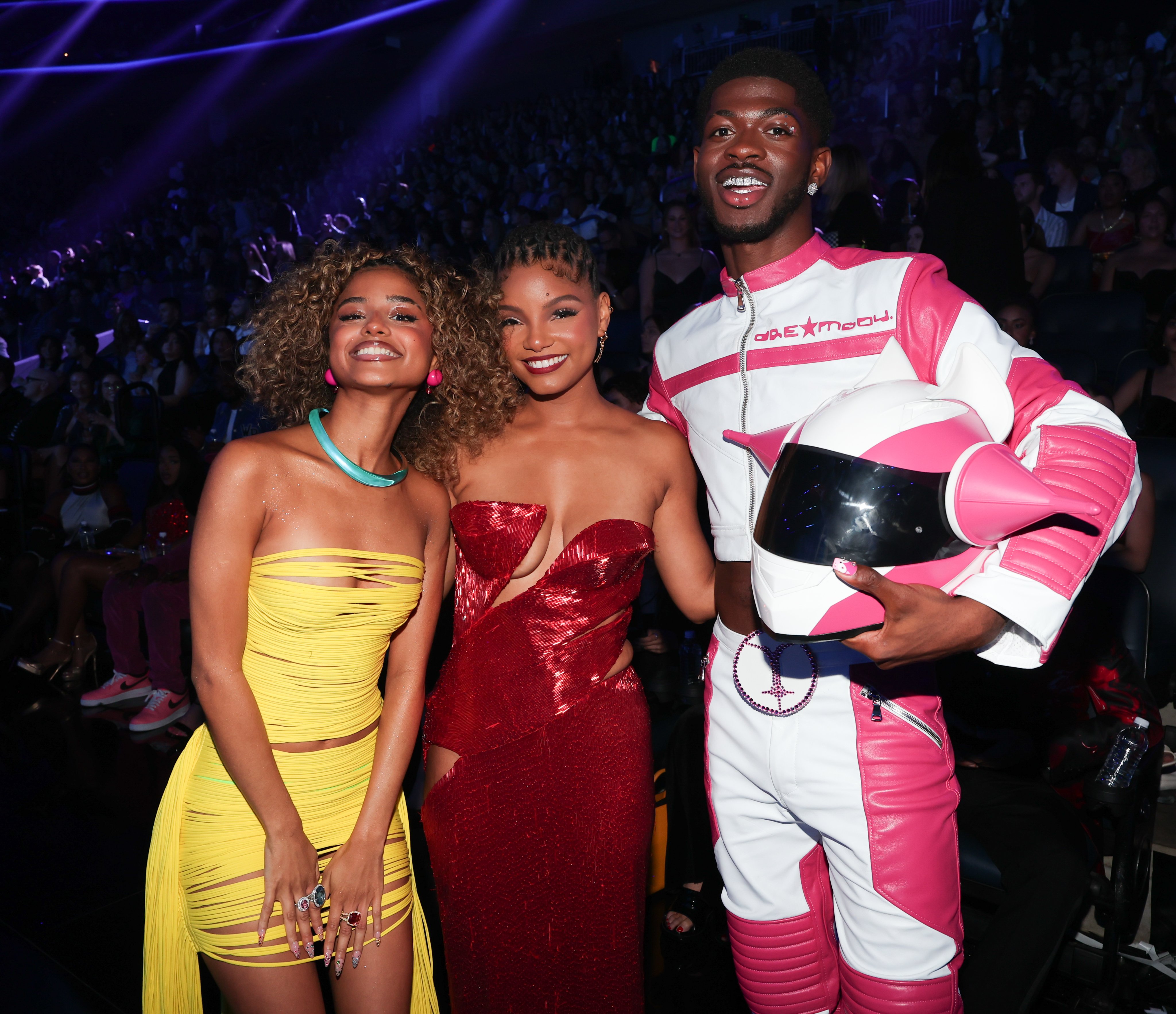 GXSw5lgXwAEOFY3?format=jpg&name=4096x4096 Tyla and Halle Bailey - 2024 VMAs win trolls Lil Nas X to hold her trophy on stage