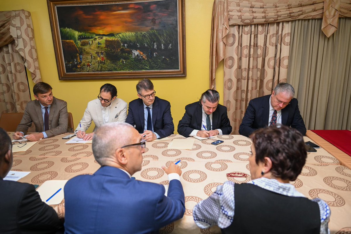 PrimatureHT's tweet photo. Le Premier ministre, Dr @ConilleGarry, a eu une rencontre avec une importante délégation et des représentants/ambassadeurs du Grand Corps diplomatique accrédité en Haïti sur le processus de la Conférence Nationale, de la réforme constitutionnelle et de l’organisation des élections générales dans le pays. C’était aussi l’occasion pour le Chef du gouvernement de discuter avec les diplomates sur des stratégies de financement de ces grands chantiers relatifs à la feuille de route du gouvernement et de la transition politique. #AyitiSekirite #KayPaKay #NouPapFèBak