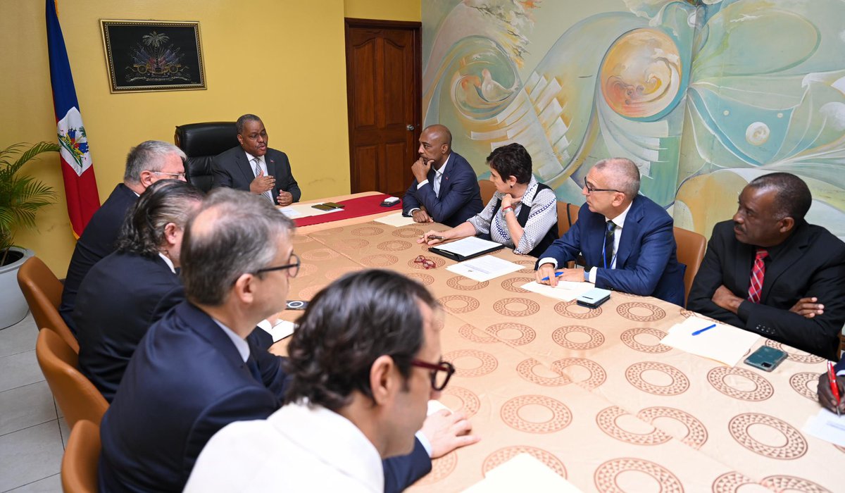 PrimatureHT's tweet photo. Le Premier ministre, Dr @ConilleGarry, a eu une rencontre avec une importante délégation et des représentants/ambassadeurs du Grand Corps diplomatique accrédité en Haïti sur le processus de la Conférence Nationale, de la réforme constitutionnelle et de l’organisation des élections générales dans le pays. C’était aussi l’occasion pour le Chef du gouvernement de discuter avec les diplomates sur des stratégies de financement de ces grands chantiers relatifs à la feuille de route du gouvernement et de la transition politique. #AyitiSekirite #KayPaKay #NouPapFèBak