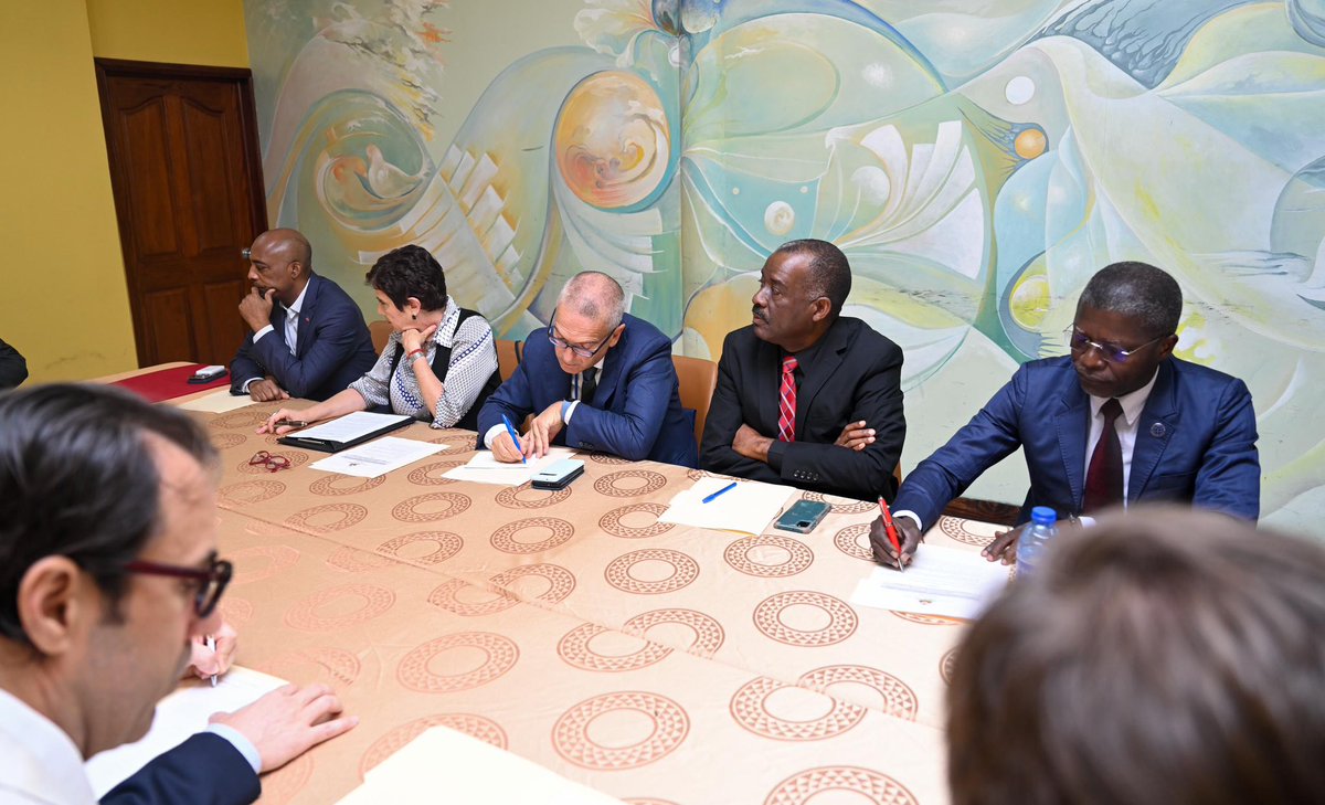 PrimatureHT's tweet photo. Le Premier ministre, Dr @ConilleGarry, a eu une rencontre avec une importante délégation et des représentants/ambassadeurs du Grand Corps diplomatique accrédité en Haïti sur le processus de la Conférence Nationale, de la réforme constitutionnelle et de l’organisation des élections générales dans le pays. C’était aussi l’occasion pour le Chef du gouvernement de discuter avec les diplomates sur des stratégies de financement de ces grands chantiers relatifs à la feuille de route du gouvernement et de la transition politique. #AyitiSekirite #KayPaKay #NouPapFèBak