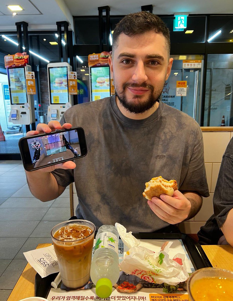 Ella: Eres un putísimo gilipollas, estás todo el día con el juego ese de los cojones, eres un puto vago, te odiooo

Yop: