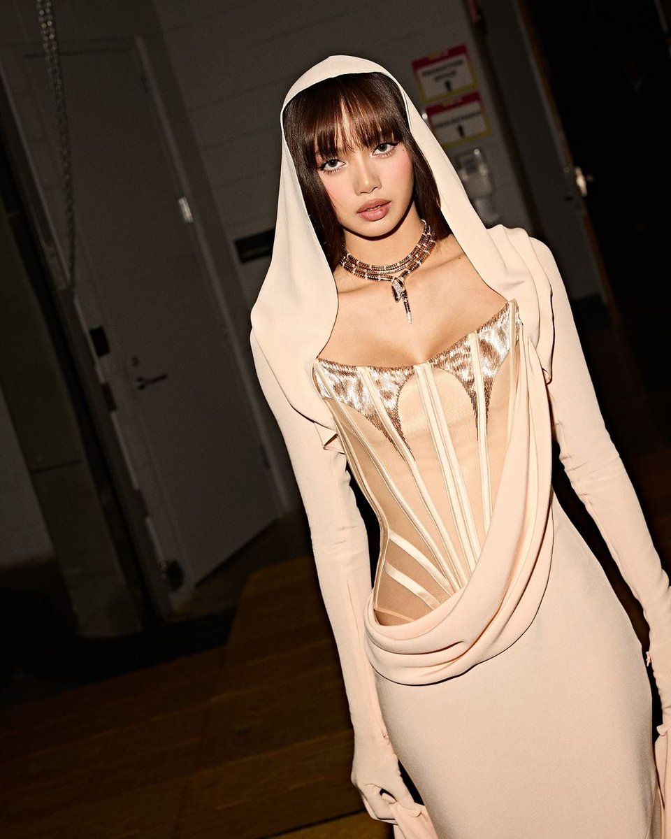 LiliesHome_'s tweet image. #LISA  IG update 

"Feeling mysterious on the red carpet at @vmas"
📸 @/gabrieledimartino

LISA OUR BEST KPOP
#LISA_VMAs2ndWin 

ROCKSTAR LISA ON VMAS
#LISAisBACK_VMAs 
#VMAs