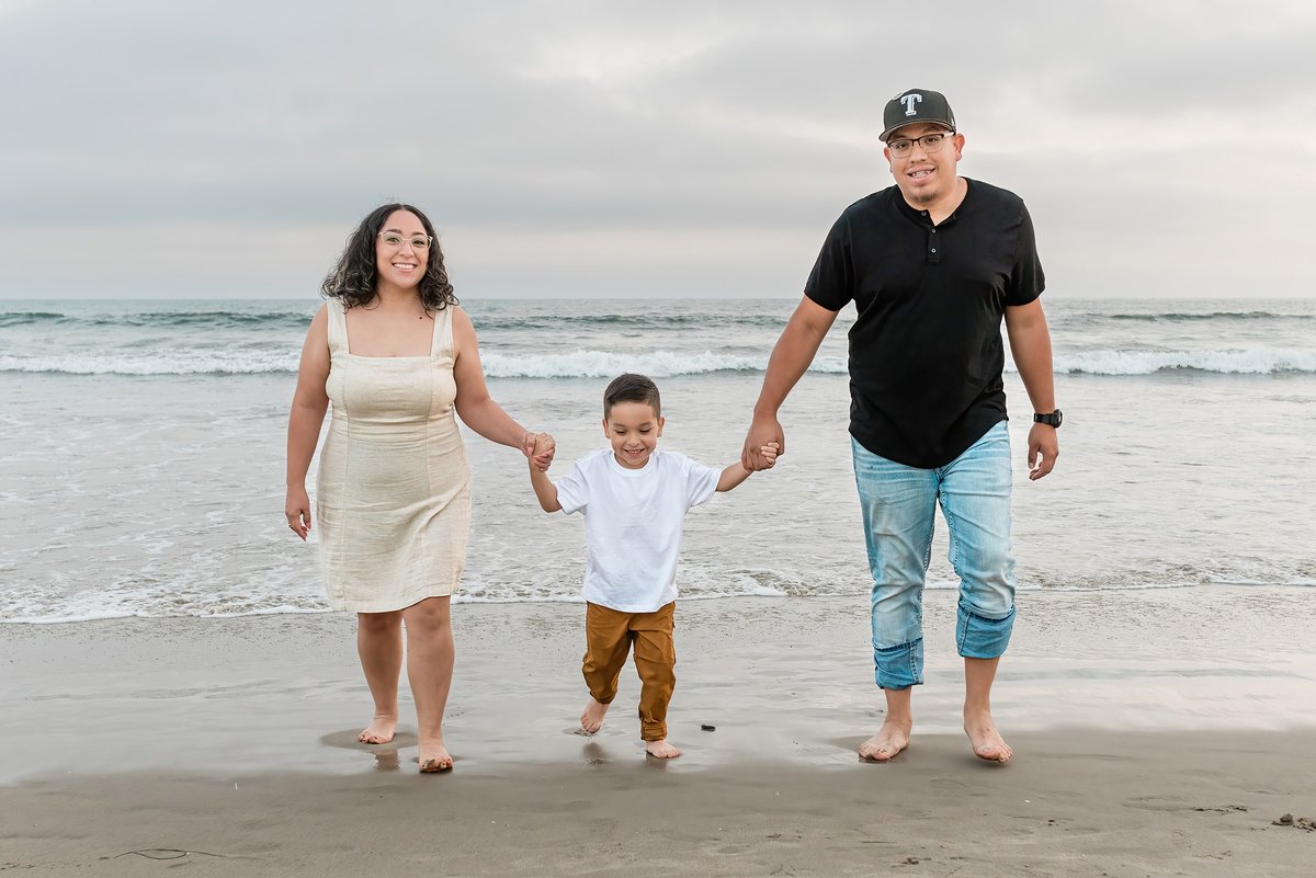 LynWatanabe's tweet photo. Can't go to the beach and not put your feet in the water!

It was super crowded tonight, but we managed to find a nice stretch of beach, just for us! https://t.co/LR2zwEkOpD