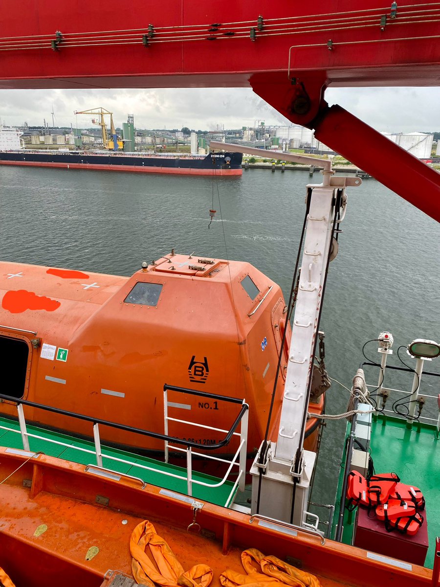 PSC_Officer's tweet photo. Remote control wire. Just perfect… #Accident #PrevenciónDelSuicidio #SafetyFirst #PSC #PSC_Officer #lifeboat https://t.co/ODls3ij16V