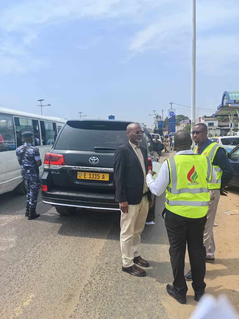 mrmeict's tweet photo. Le Ministre du @minergiemine1 a effectué une visite sur le terrain ce 12/9/2024 afin de vérifier l'état des lieux concernant la nouvelle méthode d'achat du carburant à la station-service. Il était accompagné du DG et du Directeur des Opérations à la Société Pétrolière du Burundi https://t.co/ZfbzR1MHSp