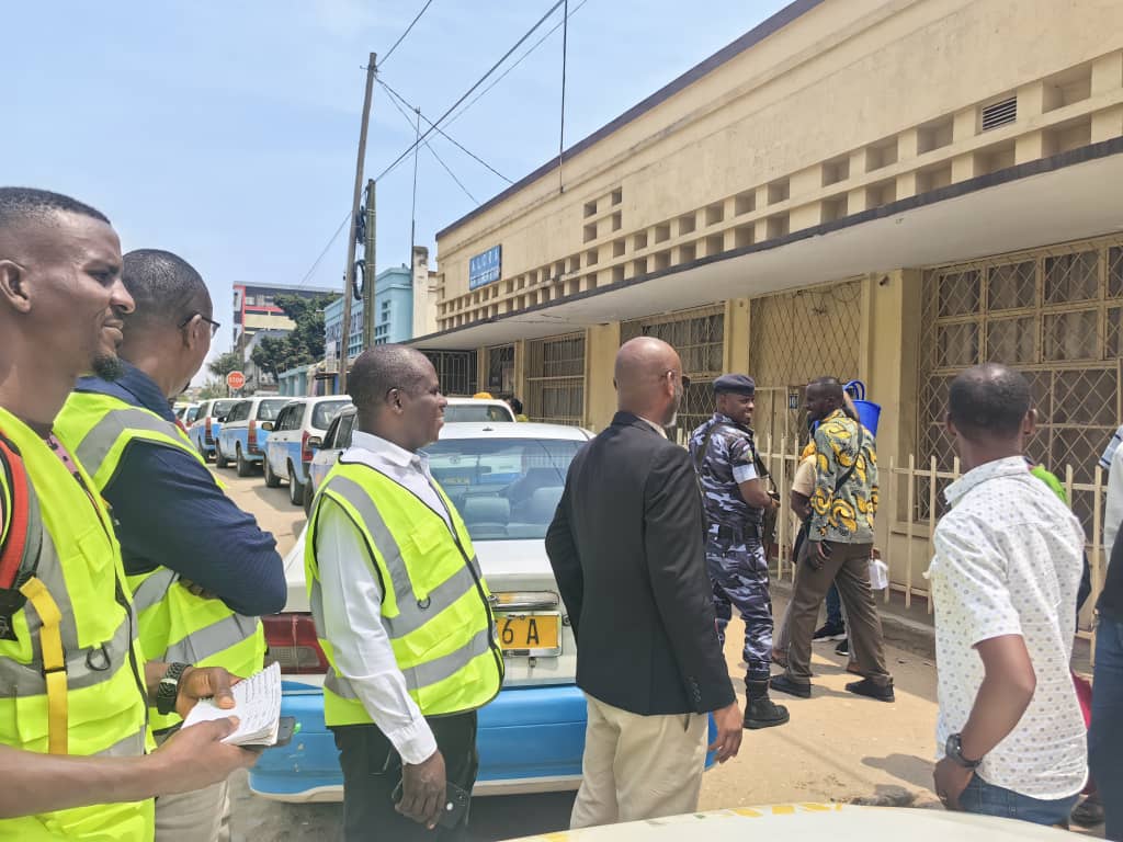 mrmeict's tweet photo. Le Ministre du @minergiemine1 a effectué une visite sur le terrain ce 12/9/2024 afin de vérifier l'état des lieux concernant la nouvelle méthode d'achat du carburant à la station-service. Il était accompagné du DG et du Directeur des Opérations à la Société Pétrolière du Burundi https://t.co/ZfbzR1MHSp