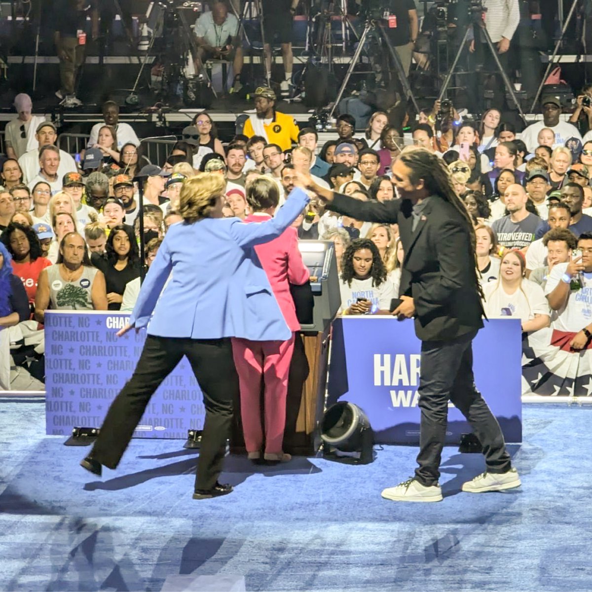 votebraxton's tweet image. Had an amazing day at the Charlotte Rally for @KamalaHarris! @HuntforNC, @NatashaMarcusNC, and I could feel the energy on stage. North Carolina is feeling some sort of way right now, y&apos;all. 54 days.