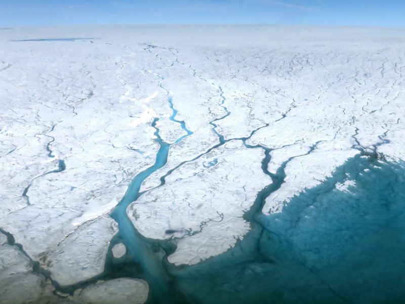 A new study is shedding light on how layers of ice form inside the old snow of ice sheets.❄️🧊❄️

This process is little understood but important for estimating sea level rise — with the ice layers freezing meltwater in place or deflecting it to the sea.
jsg.utexas.edu/news/2024/09/n…