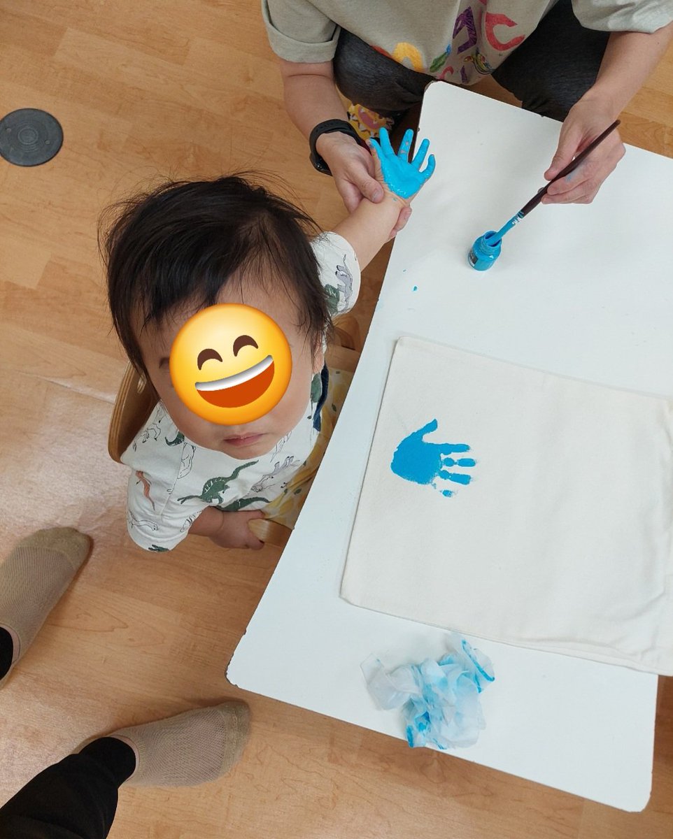 nanairo1202's tweet photo. 敬老の日のプレゼント作り👍️
お手てﾍﾟｯﾀﾝ✋

#池袋なないろ保育園
#池袋認可外保育園
#敬老の日プレゼント
#なないろ保育園美術部 https://t.co/qlgkzc3qgu
