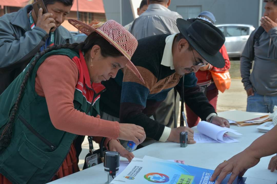 HSanchezOficial's tweet photo. Una gestión eficiente de los recursos hídricos es esencial para el bienestar de nuestros pueblos. Es así que 30 alcaldes de diferentes regiones pronto iniciarán la construcción de 40 nuevos tanques de hormigón armado, con capacidad de almacenamiento de 22 mil litros. https://t.co/T4qjWcvPNU