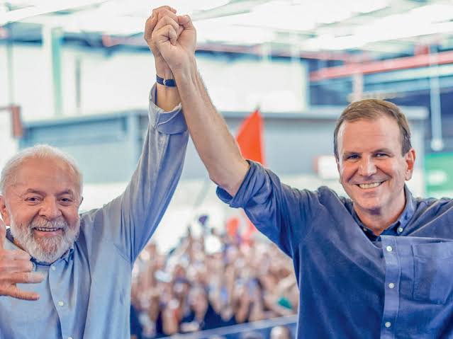 Eu gostaria de tentar entender pq o povo do Rio ama o Eduardo Paes? a ponto dele estar com 60% nas pesquisas

Alguém aí do Rio para me explicar?