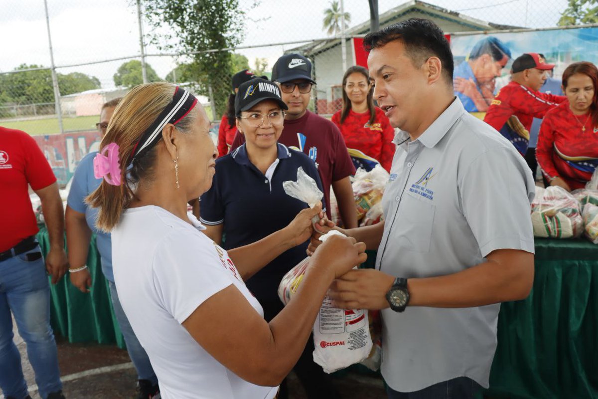 A través del Estado Mayor de Alimentación se realizó la entrega masiva de ayuda alimentaria en la comuna Fuerza del Sur, específicamente en la comunidad 23 de Enero, para beneficio de más de 1200 adultos mayores.

Esto es posible gracias al esfuerzo del pdte <a href="/NicolasMaduro/">Nicolás Maduro</a>