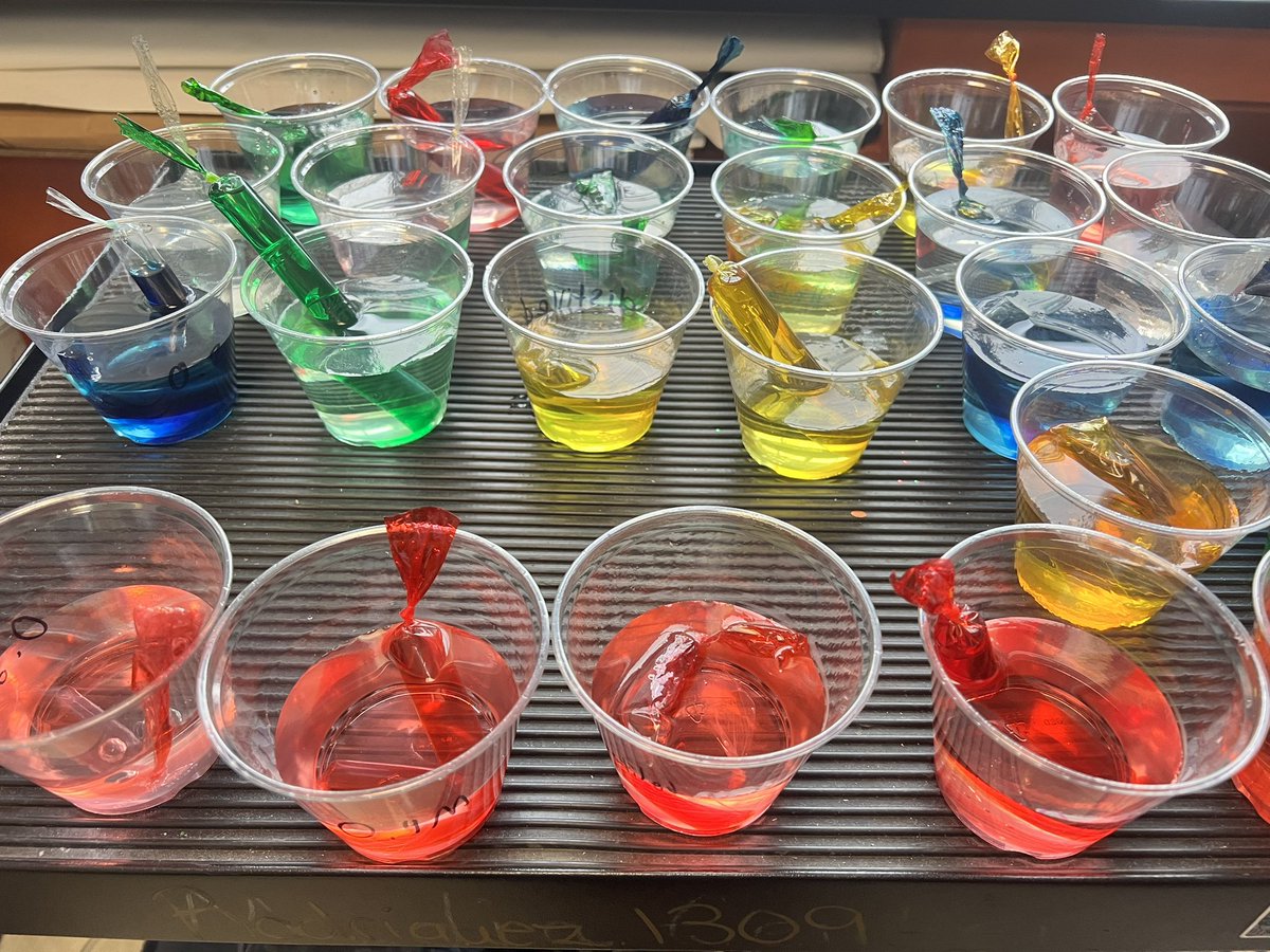 siorod03's tweet image. Cell Transport with dialysis tubing and varying glucose concentrations in Honors Biology 🧪🧑‍🔬👩‍🔬#WeAreWest  #HonorsBiology #CellularTransport