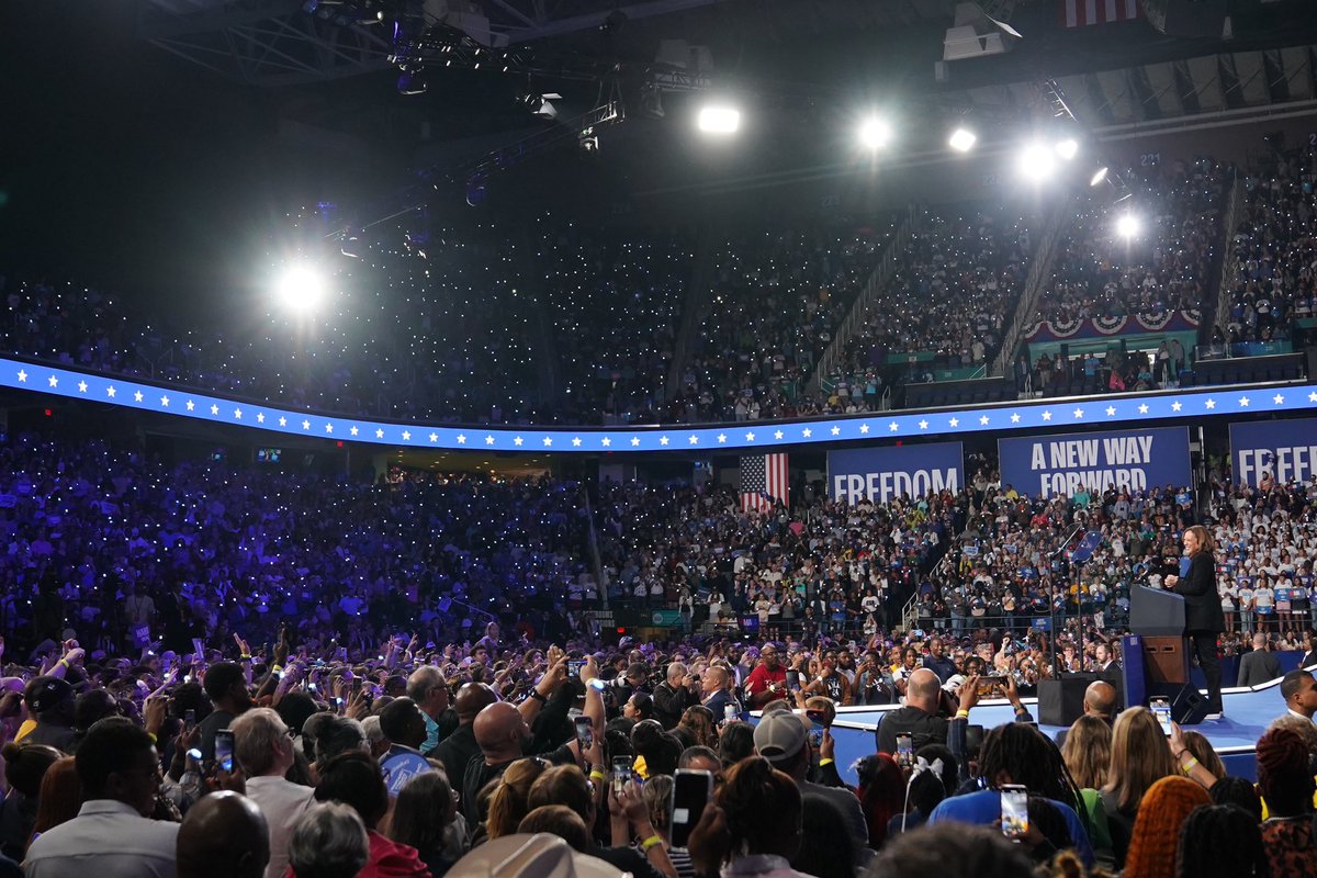 RoyCooperNC's tweet image. A New Way Forward! Let’s go @KamalaHarris