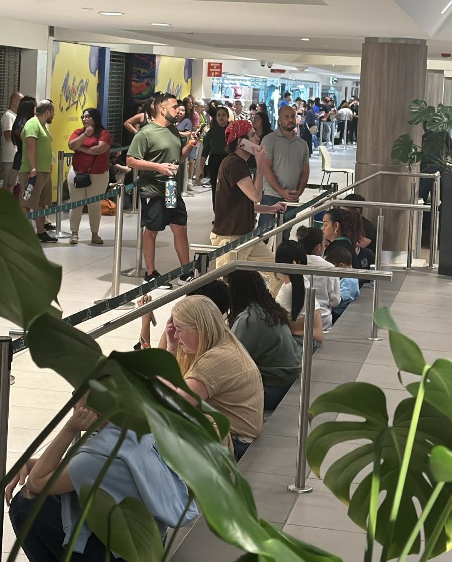 ValeriaCollazoC's tweet image. Me han escrito personas que llevan cuatro horas en la fila para inscribirse para votar en San Patricio Plaza. Aunque eso cansa a cualquiera, la mayoría de la gente se ha mantenido esperando tranquila.