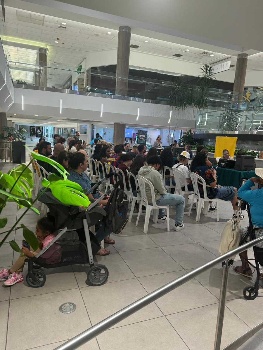 ValeriaCollazoC's tweet image. Me han escrito personas que llevan cuatro horas en la fila para inscribirse para votar en San Patricio Plaza. Aunque eso cansa a cualquiera, la mayoría de la gente se ha mantenido esperando tranquila.