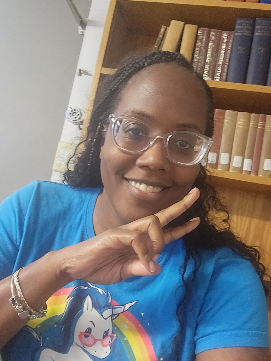 LoudBrarian's tweet image. I&apos;m back at SLIS for tonight to talk to  SLIS class about school librarianship.  It&apos;s good to be home on the 5th (7th) floor. @TCSLibrarySquad #HOME #ALLibraries