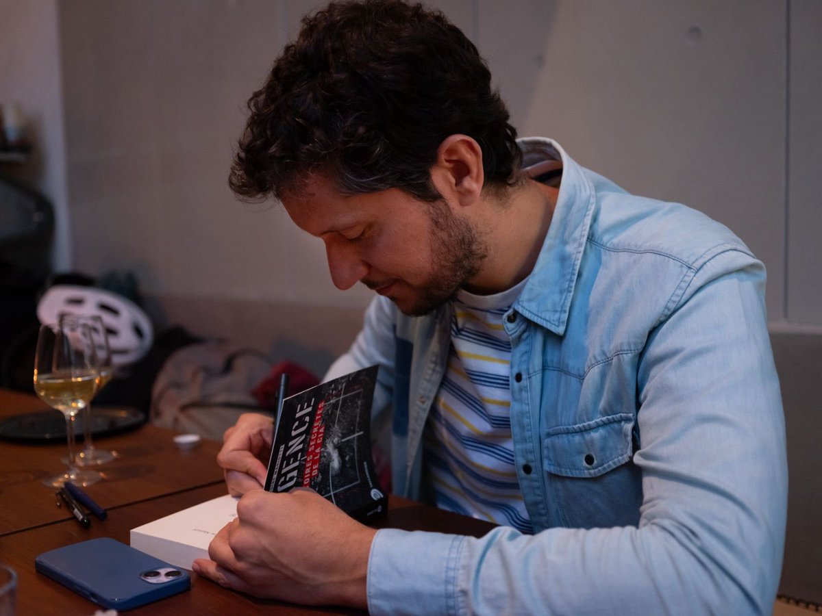 antoinemariotti's tweet photo. La soirée de lancement de « L’Agence - Histoires secrètes de la CIA » en quelques clichés.

Le livre est désormais disponible en libraires et en ligne ! 📚 

@Ed_Tallandier https://t.co/DmEYNeqJk1