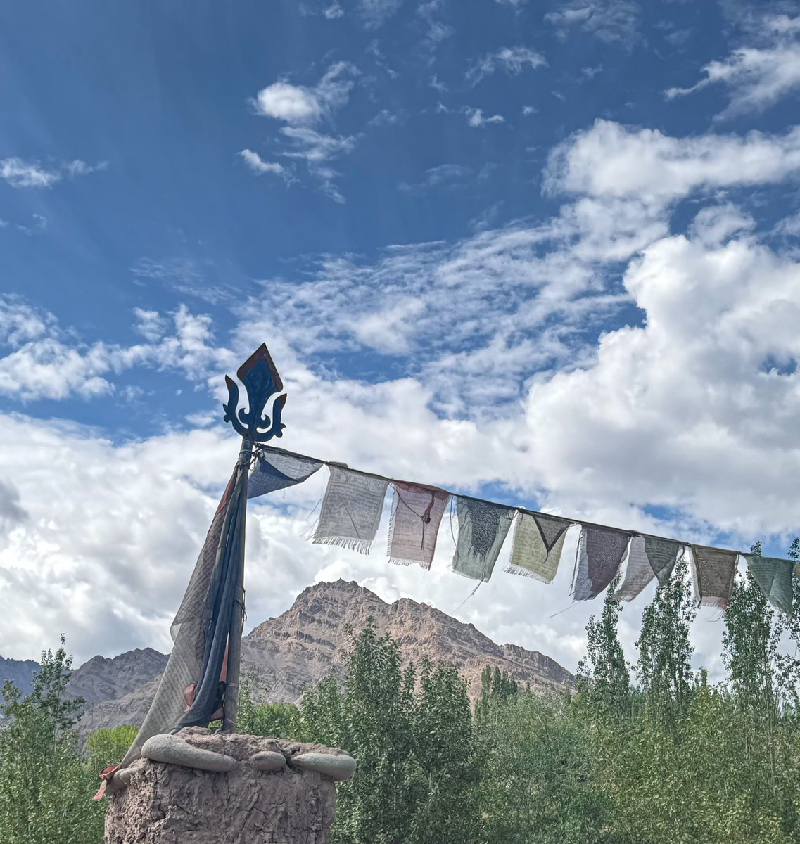 憧れのパンゴンツォを訪れたのはちょうど1ヶ月前。山本高樹先生の本に巡り会いラダックへの夢が広がりました。文章を読みながら想像していたラダック。旅の余韻に浸りながら読んだらどんな感情が生まれるだろうか… 読み返すのが楽しみですÜü  
 #ラダック   #山本高樹