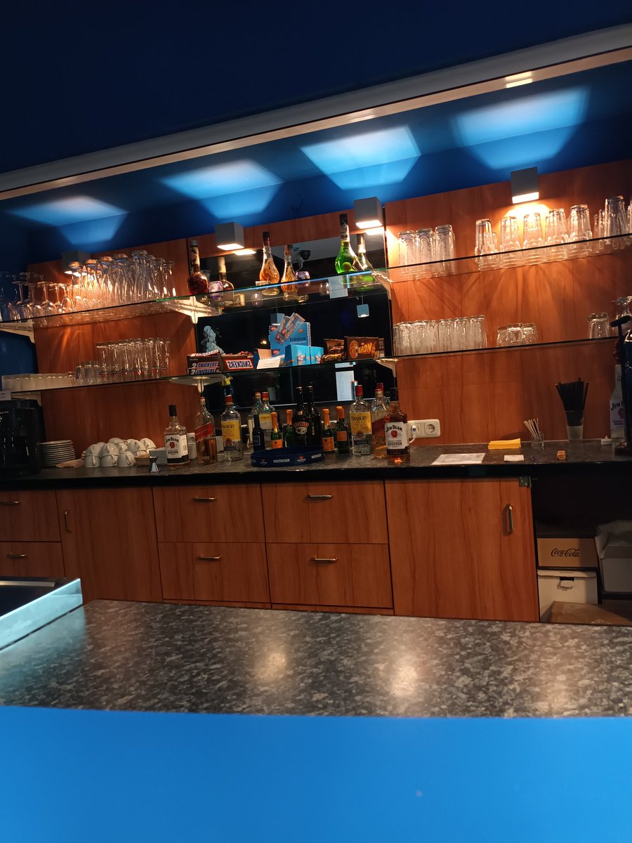 kristallnaach's tweet photo. Du merkst..dass Du wieder in DE bist..wenn Du nicht in jeder Ecke Internet hast 😬 ....und die Bar war auch nicht mehr sooo lecker
#dasletztemal Gute Nacht #Urlaub
#Hotel #Rostock #Ostsee #Heimfahrt
#Värmland 🫎 🇸🇪 #Elchenländle24
#Sverige😘 #Schweden🦌#danach https://t.co/AUGfsuxcMg