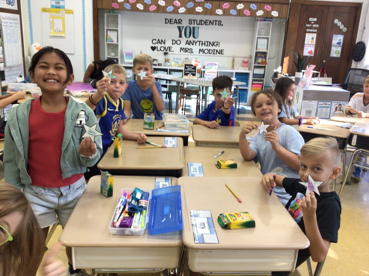 LModine's tweet photo. I just love seeing how kind my SUPER STAR STUDENTS can be! 🤩 They wrote incredibly kind compliments to one another to fill each other’s buckets! So sweet! #dg58learns #dg58pride #ilovewhittier https://t.co/EXGvCOu6vy