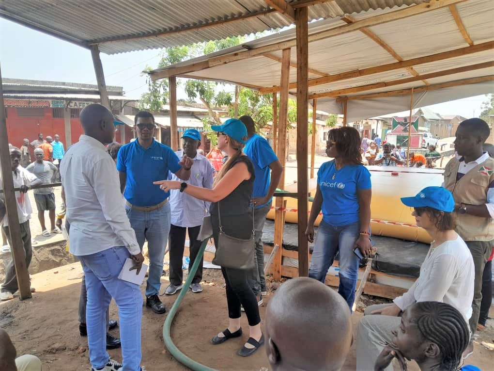 croix_rougebdi's tweet photo. 1/3)La @croix_rougebdi  en partenariat avec l’ @UNICEF_Burundi  a installé ce 11/9/2024 deux bladders dans les quartiers de #Busoro de la zone #Kanyosha et #Mirango de la zone #Kamenge  de la @MairieBuja  pour faciliter l’approvisionnement en eau potable dans ces quartiers.@ifrc https://t.co/jf4dwpXDwv