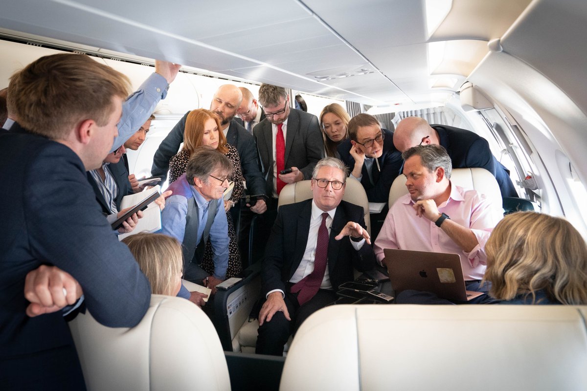 realBenBloch's tweet image. PM Sir Keir Starmer pictured on the plane to Washington DC in a huddle with the travelling media pack.

Pics:  @StefanRousseau /PA