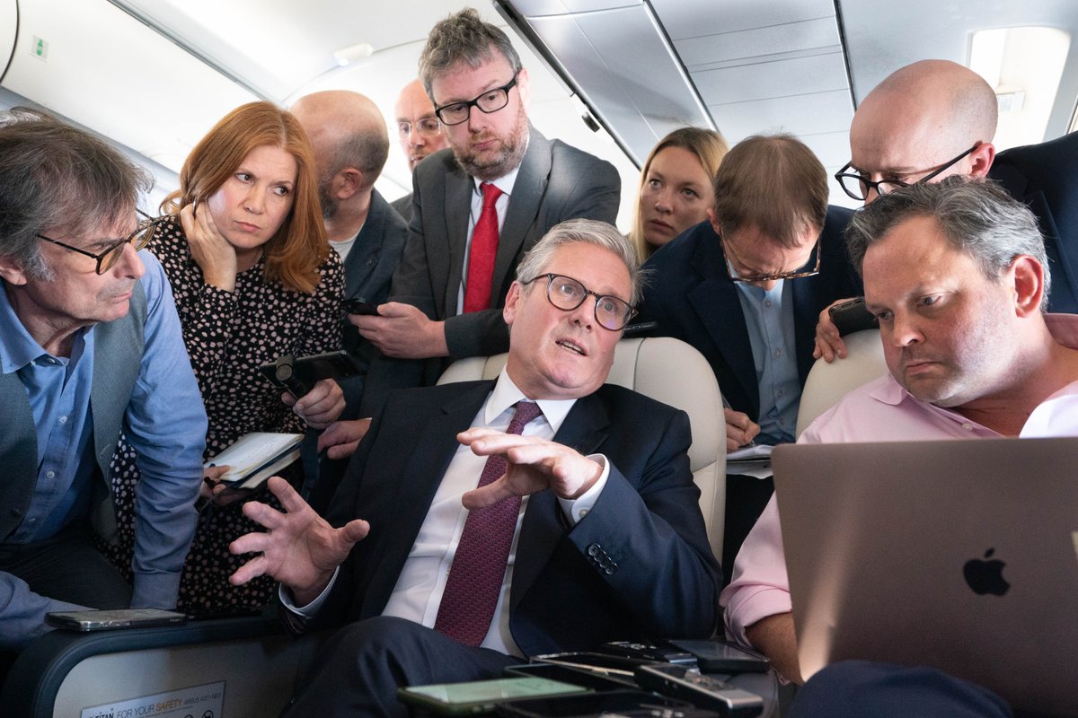 realBenBloch's tweet image. PM Sir Keir Starmer pictured on the plane to Washington DC in a huddle with the travelling media pack.

Pics:  @StefanRousseau /PA