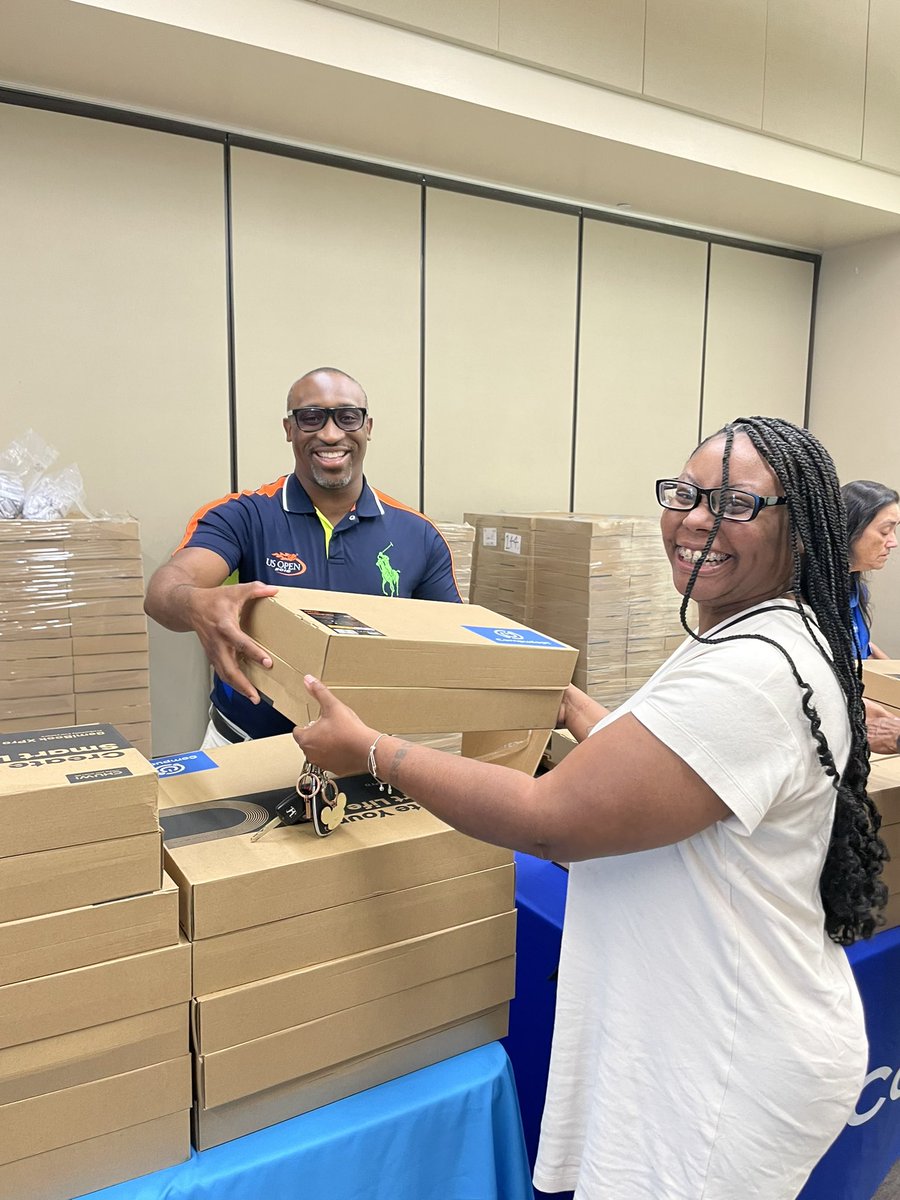 Mason4Mayor2019's tweet photo. Last week over 850 laptops were given away to families in need. Thank you AT&amp;T @ Lisa Sherrod &amp; Clara Mcinnis w/CHAT. https://t.co/N1BlA3TTMC