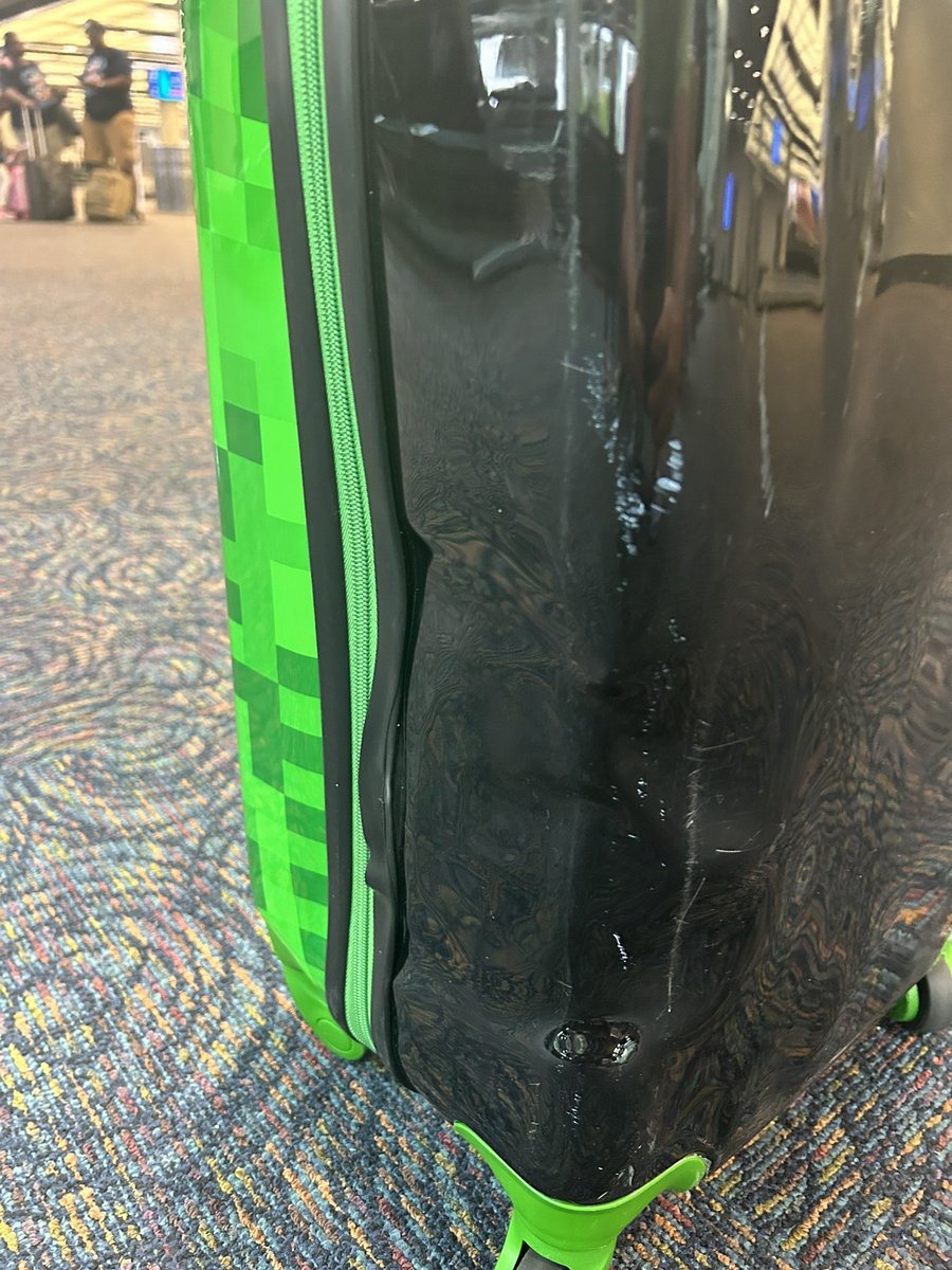 burgo40's tweet photo. @JetBlue my bag was MELTED during the flight.  I submitted a claim a month ago.  Nobody has contacted me. https://t.co/Gi1e28umkV